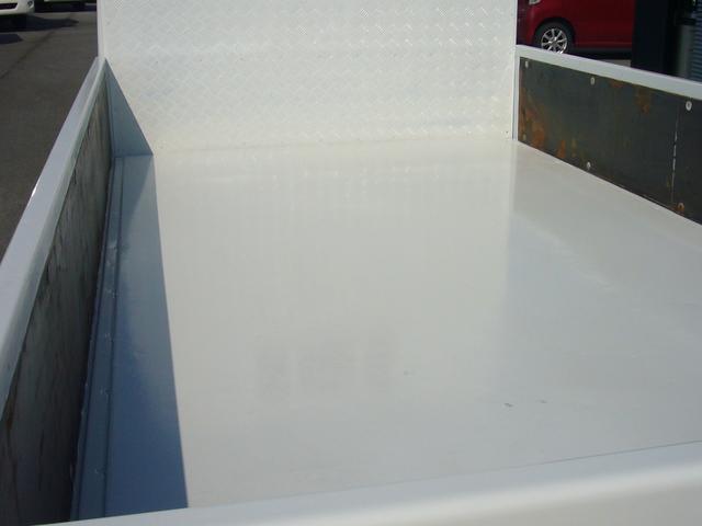 キャンター 全低床　２ｔ　５速ＭＴ　自動被害軽減ブレーキ　車線逸脱警報・横滑り防止装置　ＥＴＣ　キーレス　ＦＭＡＭラジオ　Ｂｔオーディオ　インフォメーションモニター　オーバーヘッドシェルフ　　荷台鉄板張り　荷台新塗装済（8枚目）