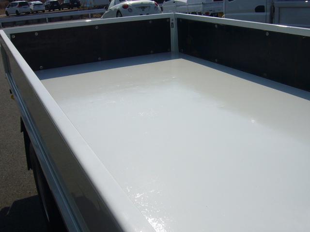 キャンター 全低床　２ｔ　５速ＭＴ　自動被害軽減ブレーキ　車線逸脱警報・横滑り防止装置　ＥＴＣ　キーレス　ＦＭＡＭラジオ　Ｂｔオーディオ　インフォメーションモニター　オーバーヘッドシェルフ　　荷台鉄板張り　荷台新塗装済（10枚目）