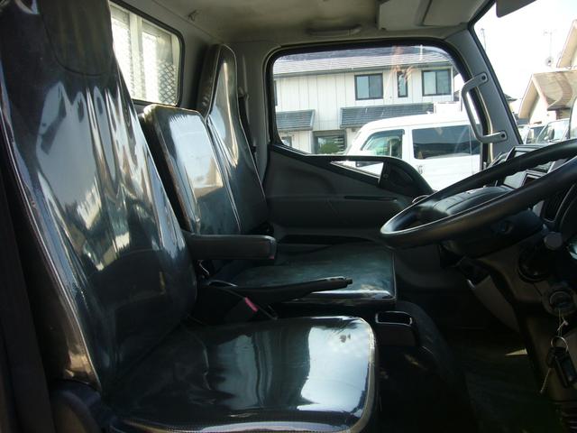 キャンター 全低床　２ｔ　５速ＭＴ　自動被害軽減ブレーキ　車線逸脱警報・横滑り防止装置　ＥＴＣ　キーレス　ＦＭＡＭラジオ　Ｂｔオーディオ　インフォメーションモニター　オーバーヘッドシェルフ　　荷台鉄板張り　荷台新塗装済（11枚目）