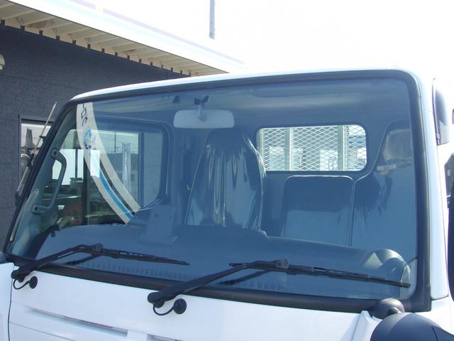 キャンター 全低床　２ｔ　５速ＭＴ　自動被害軽減ブレーキ　車線逸脱警報・横滑り防止装置　ＥＴＣ　キーレス　ＦＭＡＭラジオ　Ｂｔオーディオ　インフォメーションモニター　オーバーヘッドシェルフ　　荷台鉄板張り　荷台新塗装済（25枚目）