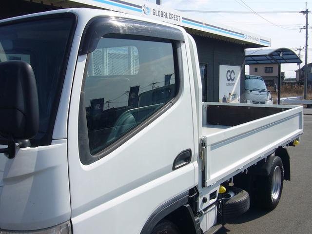キャンター 全低床　２ｔ　５速ＭＴ　自動被害軽減ブレーキ　車線逸脱警報・横滑り防止装置　ＥＴＣ　キーレス　ＦＭＡＭラジオ　Ｂｔオーディオ　インフォメーションモニター　オーバーヘッドシェルフ　　荷台鉄板張り　荷台新塗装済（26枚目）
