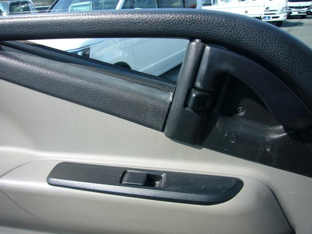 キャンター 全低床　２ｔ　５速ＭＴ　自動被害軽減ブレーキ　車線逸脱警報・横滑り防止装置　ＥＴＣ　キーレス　ＦＭＡＭラジオ　Ｂｔオーディオ　インフォメーションモニター　オーバーヘッドシェルフ　　荷台鉄板張り　荷台新塗装済（28枚目）