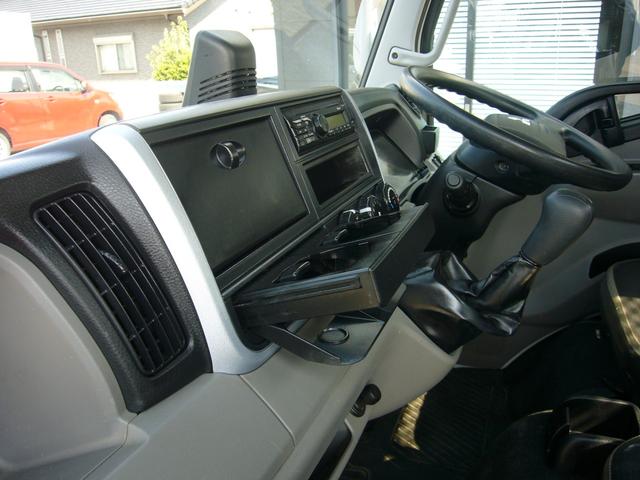 キャンター 全低床　２ｔ　５速ＭＴ　自動被害軽減ブレーキ　車線逸脱警報・横滑り防止装置　ＥＴＣ　キーレス　ＦＭＡＭラジオ　Ｂｔオーディオ　インフォメーションモニター　オーバーヘッドシェルフ　　荷台鉄板張り　荷台新塗装済（29枚目）