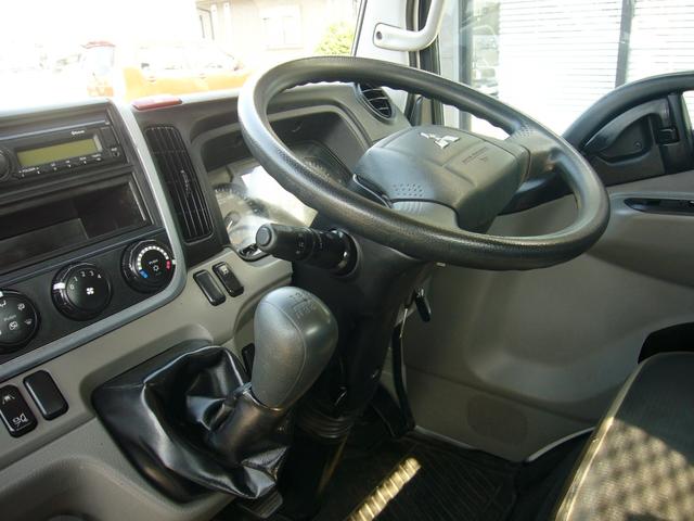 キャンター 全低床　２ｔ　５速ＭＴ　自動被害軽減ブレーキ　車線逸脱警報・横滑り防止装置　ＥＴＣ　キーレス　ＦＭＡＭラジオ　Ｂｔオーディオ　インフォメーションモニター　オーバーヘッドシェルフ　　荷台鉄板張り　荷台新塗装済（30枚目）