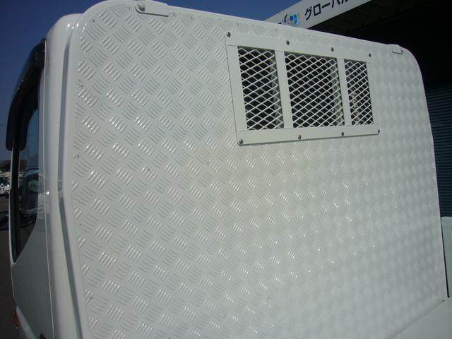 キャンター 全低床　２ｔ　５速ＭＴ　自動被害軽減ブレーキ　車線逸脱警報・横滑り防止装置　ＥＴＣ　キーレス　ＦＭＡＭラジオ　Ｂｔオーディオ　インフォメーションモニター　オーバーヘッドシェルフ　　荷台鉄板張り　荷台新塗装済（32枚目）