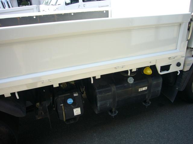 キャンター 全低床　２ｔ　５速ＭＴ　自動被害軽減ブレーキ　車線逸脱警報・横滑り防止装置　ＥＴＣ　キーレス　ＦＭＡＭラジオ　Ｂｔオーディオ　インフォメーションモニター　オーバーヘッドシェルフ　　荷台鉄板張り　荷台新塗装済（38枚目）