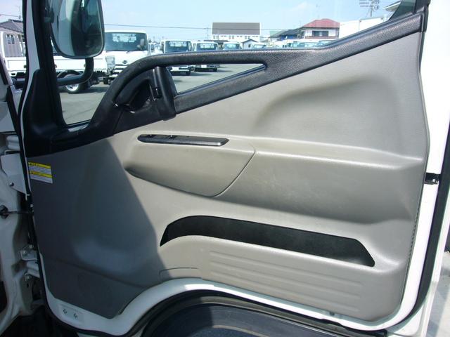 キャンター 全低床　２ｔ　５速ＭＴ　自動被害軽減ブレーキ　車線逸脱警報・横滑り防止装置　ＥＴＣ　キーレス　ＦＭＡＭラジオ　Ｂｔオーディオ　インフォメーションモニター　オーバーヘッドシェルフ　　荷台鉄板張り　荷台新塗装済（39枚目）
