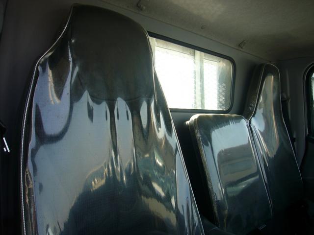 キャンター 全低床　２ｔ　５速ＭＴ　自動被害軽減ブレーキ　車線逸脱警報・横滑り防止装置　ＥＴＣ　キーレス　ＦＭＡＭラジオ　Ｂｔオーディオ　インフォメーションモニター　オーバーヘッドシェルフ　　荷台鉄板張り　荷台新塗装済（41枚目）