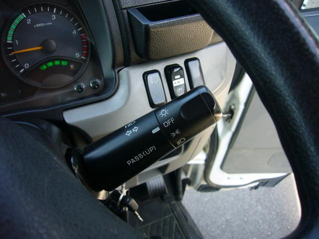 キャンター 全低床　２ｔ　５速ＭＴ　自動被害軽減ブレーキ　車線逸脱警報・横滑り防止装置　ＥＴＣ　キーレス　ＦＭＡＭラジオ　Ｂｔオーディオ　インフォメーションモニター　オーバーヘッドシェルフ　　荷台鉄板張り　荷台新塗装済（45枚目）