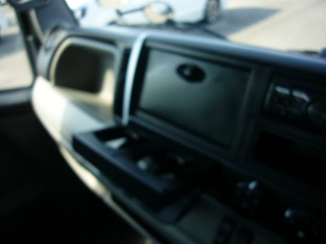 キャンター 全低床　２ｔ　５速ＭＴ　自動被害軽減ブレーキ　車線逸脱警報・横滑り防止装置　ＥＴＣ　キーレス　ＦＭＡＭラジオ　Ｂｔオーディオ　インフォメーションモニター　オーバーヘッドシェルフ　　荷台鉄板張り　荷台新塗装済（47枚目）