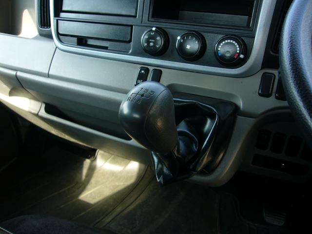 キャンター 全低床　２ｔ　５速ＭＴ　自動被害軽減ブレーキ　車線逸脱警報・横滑り防止装置　ＥＴＣ　キーレス　ＦＭＡＭラジオ　Ｂｔオーディオ　インフォメーションモニター　オーバーヘッドシェルフ　　荷台鉄板張り　荷台新塗装済（50枚目）