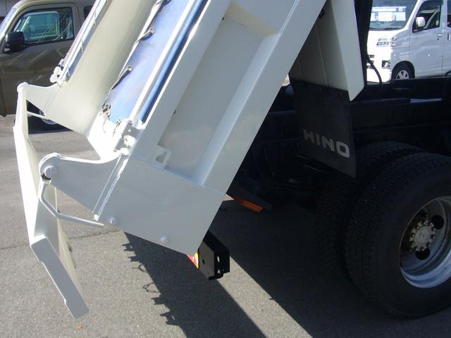 ヒノレンジャー ダンプ 3500kg 6速 FMAMラジオ Btオーディオ カラーインフォメーションモニター ETC 集中ドアロック 横滑り防止装置 オーバーヘッドシェルフ 電動ミラー LEDルームライト 荷台新塗装済み(32枚目)