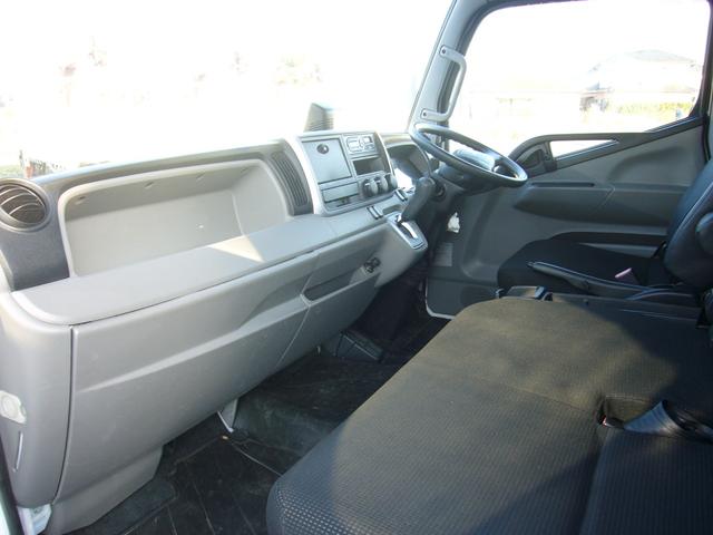 キャンター ロング全低床 3t ロングワイド オートマ 縞アルミ張り 荷台作業灯 自動被害軽減ブレーキ 坂道発進補助装置 ETC キーレス アームレスト オーバーヘッドシェルフ ECOモード 電動ミラー(3枚目)