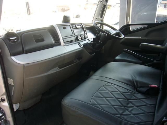 キャンター 全低床　カスタム　５速　ＥＴＣ　オートエアコン　自動被害軽減ブレーキ　車線逸脱警報　坂道発進補助装置　ＬＥＤヘッドライト　デジタルインナーミラー　革調シートカバー　サイドガードアクティブシステム　荷台新塗装済み（3枚目）