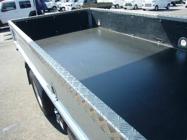 キャンター 全低床　カスタム　５速　ＥＴＣ　オートエアコン　自動被害軽減ブレーキ　車線逸脱警報　坂道発進補助装置　ＬＥＤヘッドライト　デジタルインナーミラー　革調シートカバー　サイドガードアクティブシステム　荷台新塗装済み（11枚目）