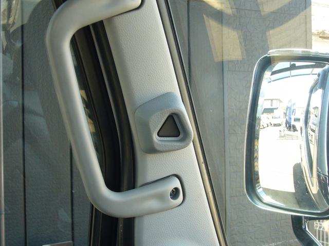 キャンター 全低床　カスタム　５速　ＥＴＣ　オートエアコン　自動被害軽減ブレーキ　車線逸脱警報　坂道発進補助装置　ＬＥＤヘッドライト　デジタルインナーミラー　革調シートカバー　サイドガードアクティブシステム　荷台新塗装済み（20枚目）