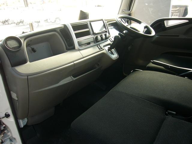 キャンター 1.5全低床 オートマ ナビ ETC Btオーディオ USBコード キーレス 自動被害軽減ブレーキ 車線逸脱警報・横滑り防止装置 坂道発進補助装置 アームレスト オーバーヘッドシェルフ フォグランプ 荷台新塗装済み(3枚目)