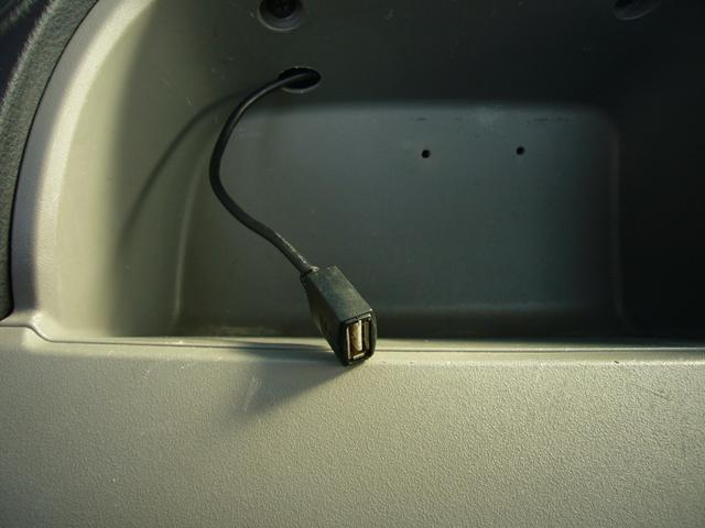 キャンター 1.5全低床 オートマ ナビ ETC Btオーディオ USBコード キーレス 自動被害軽減ブレーキ 車線逸脱警報・横滑り防止装置 坂道発進補助装置 アームレスト オーバーヘッドシェルフ フォグランプ 荷台新塗装済み(30枚目)