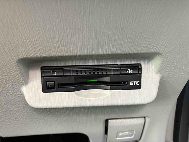 プリウスアルファ Ｓ　ＥＴＣ　バックカメラ　ナビ　アルミホイール　オートライト　スマートキー　電動格納ミラー　ＣＶＴ　盗難防止システム　衝突安全ボディ　ＡＢＳ　エアコン　パワーステアリング　パワーウィンドウ（10枚目）