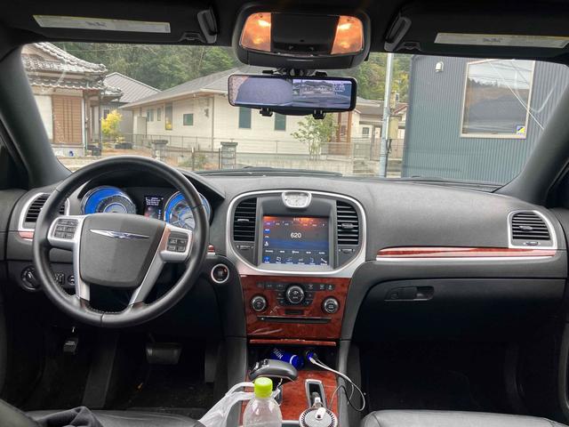 クライスラー・３００ ３００リミテッド　左ハンドル　ＥＴＣ　オートクルーズコントロール　アルミホイール　オートライト　ＡＴ　キーレスエントリー　ＣＤ　ＥＳＣ　エアコン　パワーステアリング（2枚目）