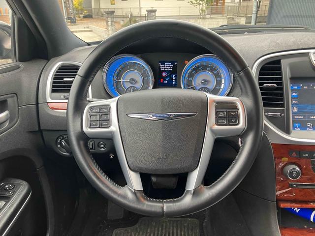 クライスラー・３００ ３００リミテッド　左ハンドル　ＥＴＣ　オートクルーズコントロール　アルミホイール　オートライト　ＡＴ　キーレスエントリー　ＣＤ　ＥＳＣ　エアコン　パワーステアリング（3枚目）