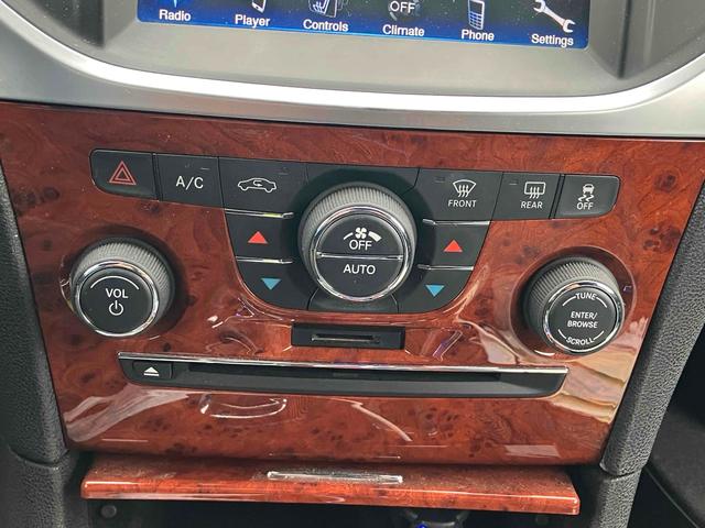 クライスラー・３００ ３００リミテッド　左ハンドル　ＥＴＣ　オートクルーズコントロール　アルミホイール　オートライト　ＡＴ　キーレスエントリー　ＣＤ　ＥＳＣ　エアコン　パワーステアリング（4枚目）