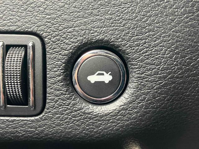 クライスラー・３００ ３００リミテッド　左ハンドル　ＥＴＣ　オートクルーズコントロール　アルミホイール　オートライト　ＡＴ　キーレスエントリー　ＣＤ　ＥＳＣ　エアコン　パワーステアリング（9枚目）