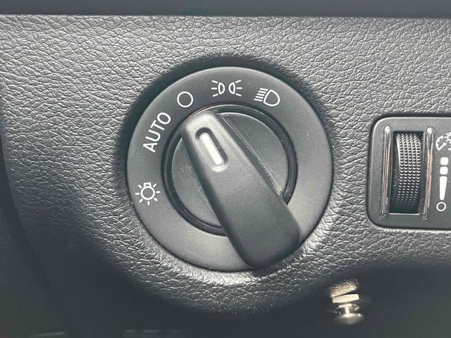 クライスラー・３００ ３００リミテッド　左ハンドル　ＥＴＣ　オートクルーズコントロール　アルミホイール　オートライト　ＡＴ　キーレスエントリー　ＣＤ　ＥＳＣ　エアコン　パワーステアリング（11枚目）