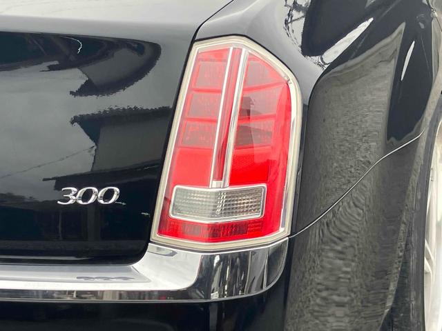クライスラー・３００ ３００リミテッド　左ハンドル　ＥＴＣ　オートクルーズコントロール　アルミホイール　オートライト　ＡＴ　キーレスエントリー　ＣＤ　ＥＳＣ　エアコン　パワーステアリング（28枚目）