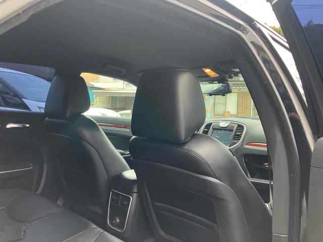 クライスラー・３００ ３００リミテッド　左ハンドル　ＥＴＣ　オートクルーズコントロール　アルミホイール　オートライト　ＡＴ　キーレスエントリー　ＣＤ　ＥＳＣ　エアコン　パワーステアリング（33枚目）