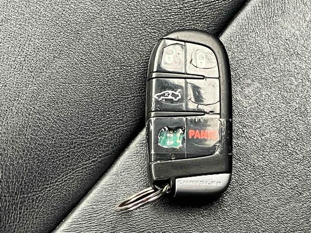 クライスラー・３００ ３００リミテッド　左ハンドル　ＥＴＣ　オートクルーズコントロール　アルミホイール　オートライト　ＡＴ　キーレスエントリー　ＣＤ　ＥＳＣ　エアコン　パワーステアリング（41枚目）