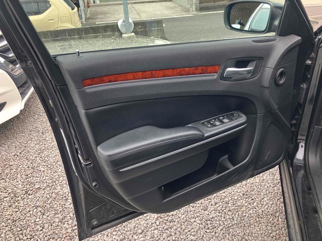 クライスラー・３００ ３００リミテッド　左ハンドル　ＥＴＣ　オートクルーズコントロール　アルミホイール　オートライト　ＡＴ　キーレスエントリー　ＣＤ　ＥＳＣ　エアコン　パワーステアリング（50枚目）