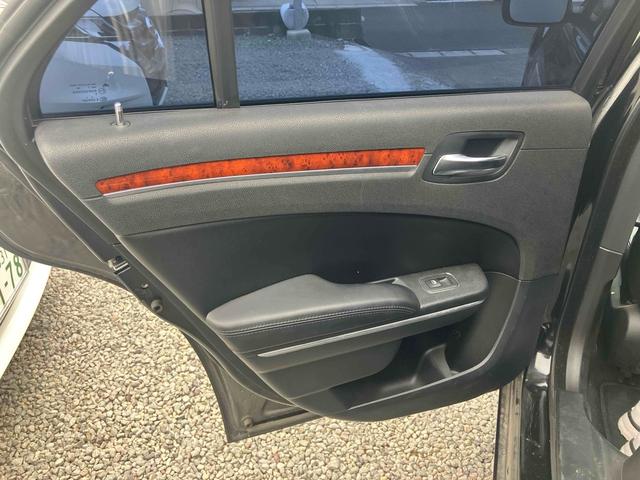 クライスラー・３００ ３００リミテッド　左ハンドル　ＥＴＣ　オートクルーズコントロール　アルミホイール　オートライト　ＡＴ　キーレスエントリー　ＣＤ　ＥＳＣ　エアコン　パワーステアリング（54枚目）