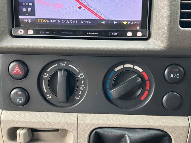 スクラム 　４ＷＤ　ＭＴ　ナビ　ＴＶ　バックカメラ　両側スライドドア　キーレスエントリー　エアコン　パワーウィンドウ　運転席エアバッグ　助手席エアバッグ　ＣＤ　ＵＳＢ　ミュージックプレイヤー接続可（7枚目）