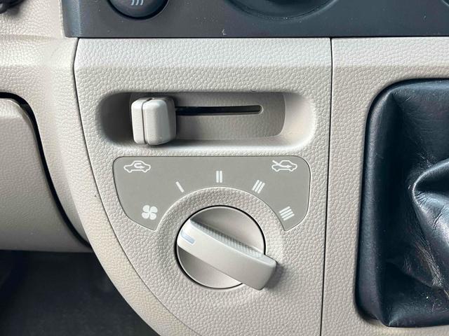 スクラム 　４ＷＤ　ＭＴ　ナビ　ＴＶ　バックカメラ　両側スライドドア　キーレスエントリー　エアコン　パワーウィンドウ　運転席エアバッグ　助手席エアバッグ　ＣＤ　ＵＳＢ　ミュージックプレイヤー接続可（8枚目）