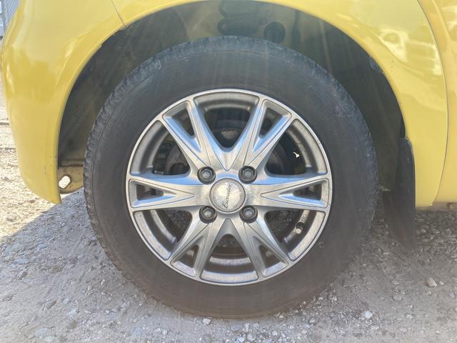 アルミホイールを履いています。アルミホイールだけでも車のイメージがかなり変わりますね。