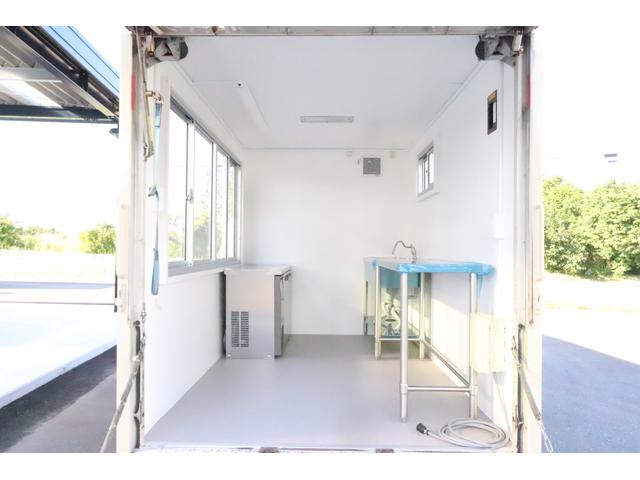 移動販売車 キッチンカー 新規架装車 フードトラック ディーゼル 3人乗り 新規架装車 新品コールドテーブル新品ステンレス収納台 新品2槽シンク 換気扇 カウンターテーブル 外部電源 ライト エアバッグ バックカメラ(4枚目)