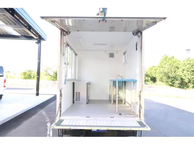 移動販売車 キッチンカー 新規架装車 フードトラック ディーゼル 3人乗り 新規架装車 新品コールドテーブル新品ステンレス収納台 新品2槽シンク 換気扇 カウンターテーブル 外部電源 ライト エアバッグ バックカメラ(35枚目)