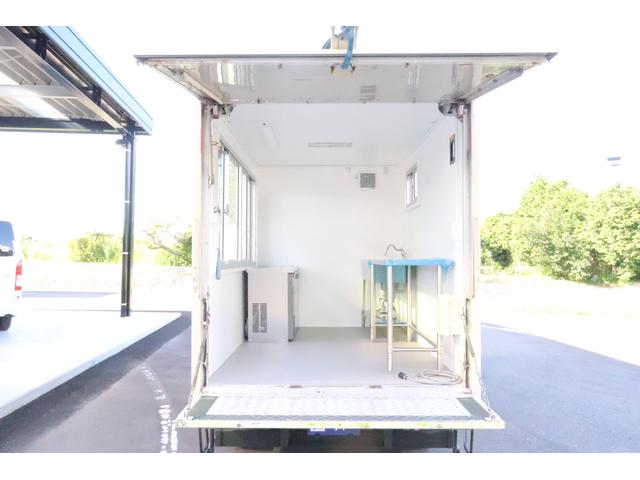 移動販売車 キッチンカー 新規架装車 フードトラック ディーゼル 3人乗り 新規架装車 新品コールドテーブル新品ステンレス収納台 新品2槽シンク 換気扇 カウンターテーブル 外部電源 ライト エアバッグ バックカメラ(36枚目)