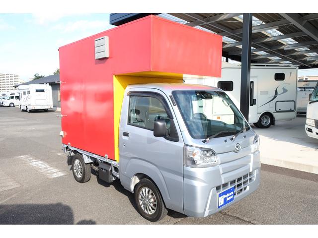 ハイゼットトラック 移動販売車　キッチンカー　２名乗車　衝突被害軽減ブレーキ　２槽シンク　ウインドウエアコン　換気扇　カウンターテーブル　ホシザキ冷蔵庫　外部電源　ライティングレール　跳ね上げ式販売窓（18枚目）