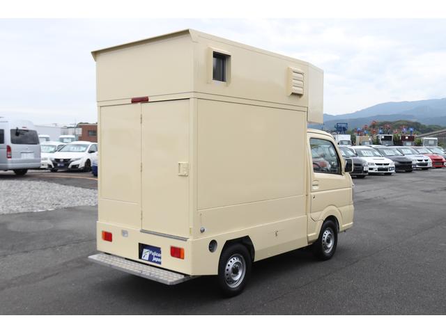 キャリイトラック 移動販売車　キッチンカー　２名乗車　跳ね上げ式左側販売口　カウンターテーブル　ライト　フル装備　バックモニター　８ナンバー　加工車　白ナンバー登録　小窓　換気扇　ステンレステーブル　ＡＴ　ガソリン（19枚目）