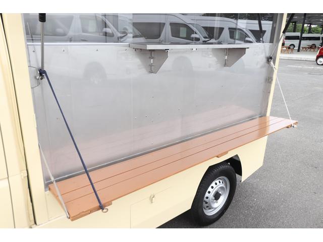 キャリイトラック 移動販売車　キッチンカー　２名乗車　跳ね上げ式左側販売口　カウンターテーブル　ライト　フル装備　バックモニター　８ナンバー　加工車　白ナンバー登録　小窓　換気扇　ステンレステーブル　ＡＴ　ガソリン（35枚目）