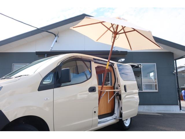 ＮＶ２００バネットバン 移動販売車　キッチンカー　２名乗車　新規架装　全塗装済み　２槽シンク　１００Ｌ給排水タンク　ガーデンパラソル　外部電源　１００Ｖコンセント　Ｌ字カウンター　カウンターテーブル　純正ナビ　ＥＴＣ　両側スライドドア　キーレス（6枚目）