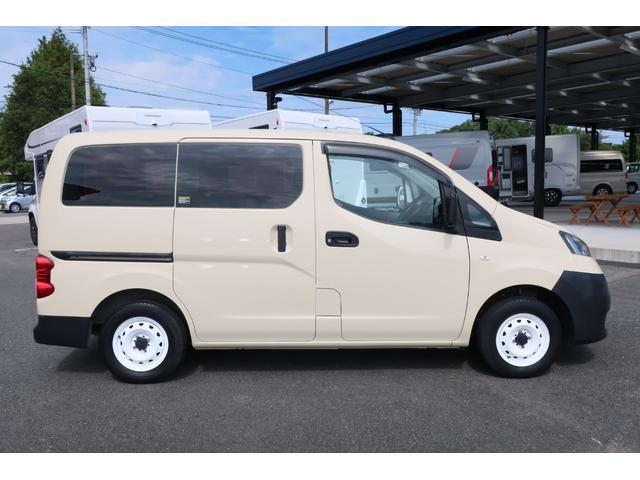 ＮＶ２００バネットバン 移動販売車　キッチンカー　２名乗車　新規架装　全塗装済み　２槽シンク　１００Ｌ給排水タンク　ガーデンパラソル　外部電源　１００Ｖコンセント　Ｌ字カウンター　カウンターテーブル　純正ナビ　ＥＴＣ　両側スライドドア　キーレス（40枚目）