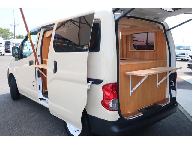 ＮＶ２００バネットバン 移動販売車　キッチンカー　２名乗車　新規架装　全塗装済み　２槽シンク　１００Ｌ給排水タンク　ガーデンパラソル　外部電源　１００Ｖコンセント　Ｌ字カウンター　カウンターテーブル　純正ナビ　ＥＴＣ　両側スライドドア　キーレス（41枚目）