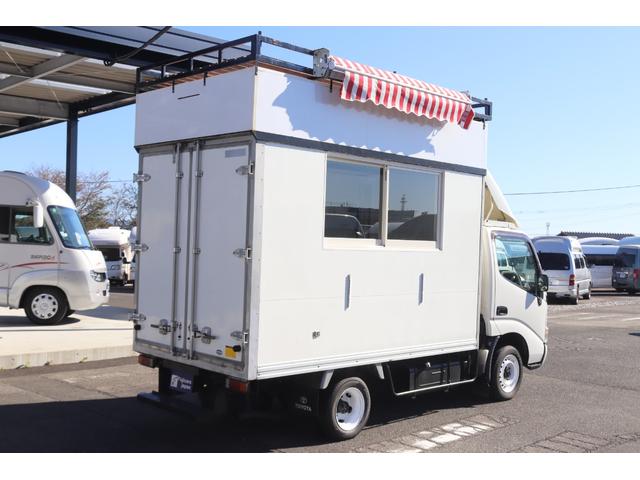 ダイナトラック 移動販売車　キッチンカー　フードトラック　３名乗車　８ナンバー　加工車登録可　トリプルシンク　オーニングテント　キャリールーフ　カウンターテーブル　１０００Ｗインバーター　ＬＥＤ照明　外部電源　１００Ｖコンセント（19枚目）