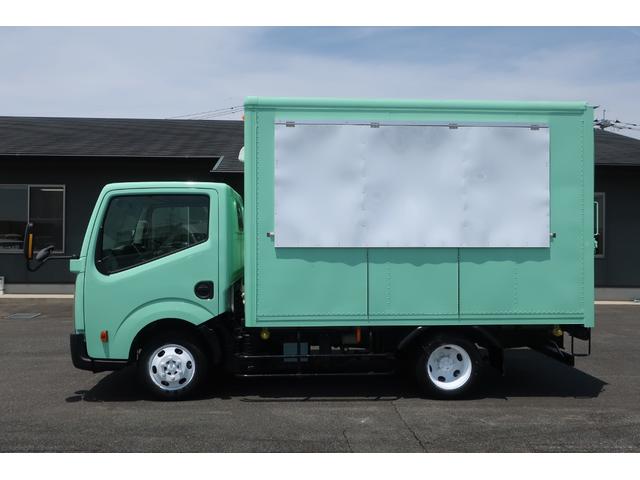 移動販売車　キッチンカー　３名乗車　ガソリン　ＡＴ　バックモニター　２槽シンク　販売カウンター　サッシ窓　小窓　外部電源　全塗装済み　換気扇　床貼り　カウンターテーブル　１００Ｖコンセント　ライティングレール　ステンレス作業台(35枚目)