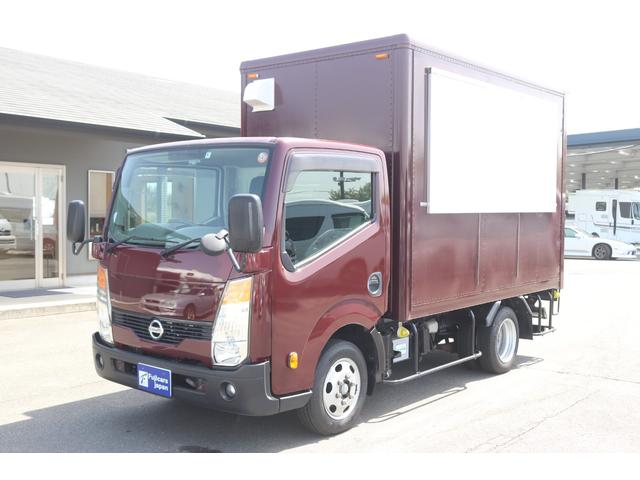 移動販売車　キッチンカー　後部新規架装　３名乗車　販売カウンター　サッシ窓　小窓　外部電源　全塗装　換気扇　床貼り　カウンターテーブル　ガソリン　ＡＴ　バックカメラ　ライティングレール　コールドテーブル　フードトラック(17枚目)