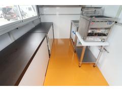 日産　バネット　移動販売車　キッチンカー　３名乗車　カウンターテーブル　換気扇　シンク　ガス式フライヤー　２０Ｌポリタンク　外部電源 3