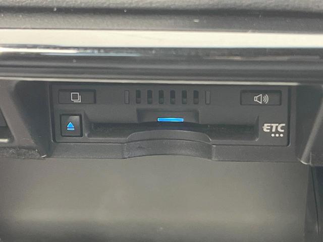 クラウンハイブリッド S スポーツスタイル 純正ナビ バックカメラ 衝突被害軽減システム レーダークルーズ 禁煙車 レザーシート 前席シートエアコン コーナーセンサー スマートキー LEDヘッド ビルトインETC 車線逸脱警報 オートライト(7枚目)